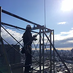 最上階での足場組立