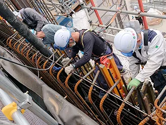 棒型振動器3本3人で均します